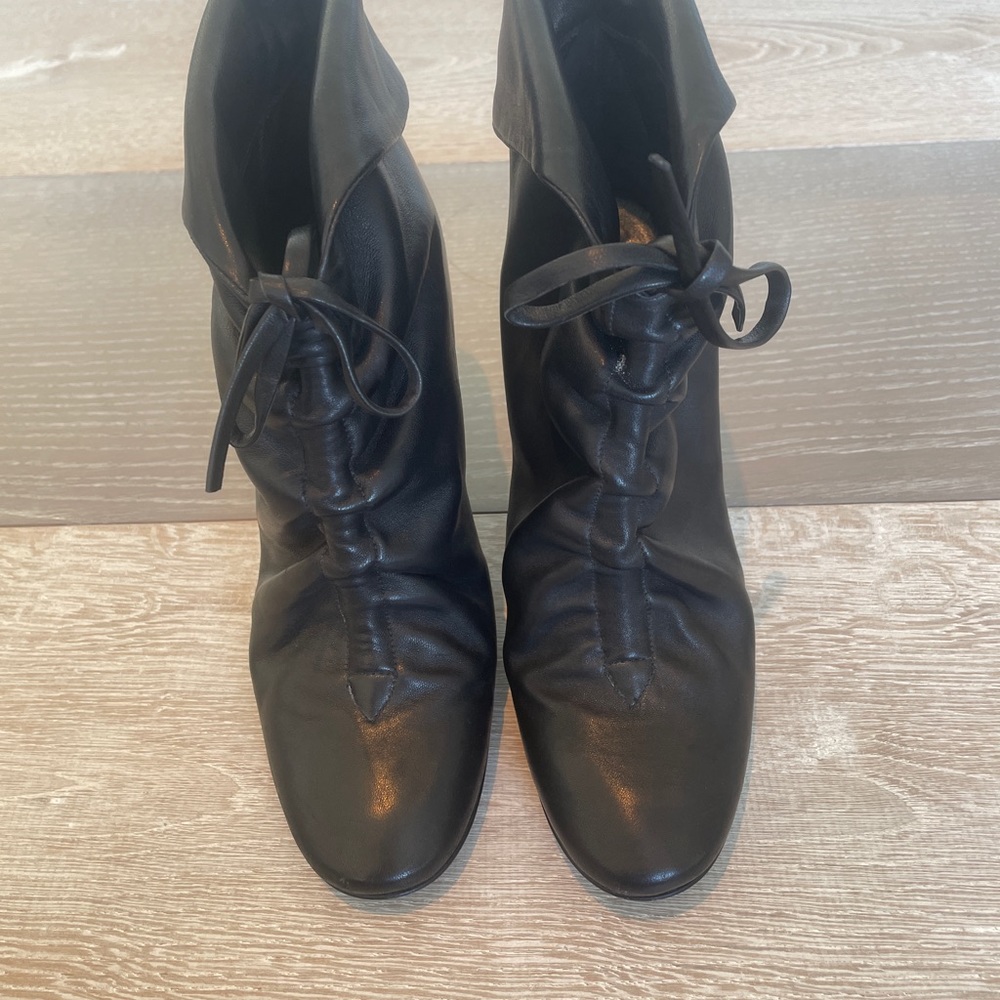 Soft lamb skin booties in black color